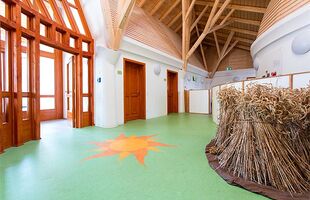 Waldorfkindergarten Backnang, Linoleumboden mit Sonnen-Intarsie