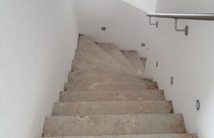 Vinylboden auf Betontreppe (vorher)