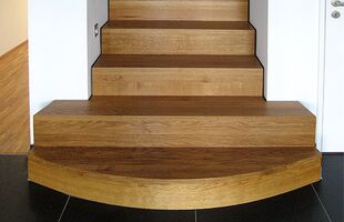Treppe mit rundem Antritt, Eiche Massivholz