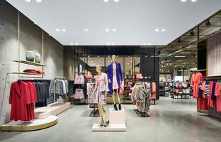 Gateway Gardens Plaza Frankfurt, 4000 m² und Treppe Rheobond 007 geschliffen auf Rheorapid