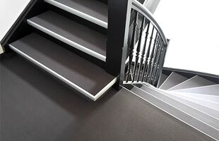 Wohnhaus in Stuttgart, Treppe mit Teppichboden