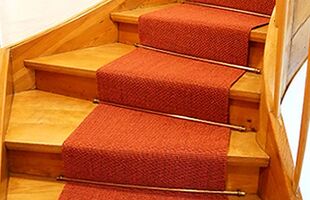 Holztreppe mit Sisal-Läufer