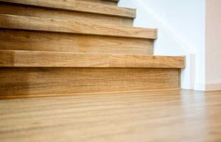 Wohnhaus in Asperg, Wohnraum und Treppe mit Design-Vinyl